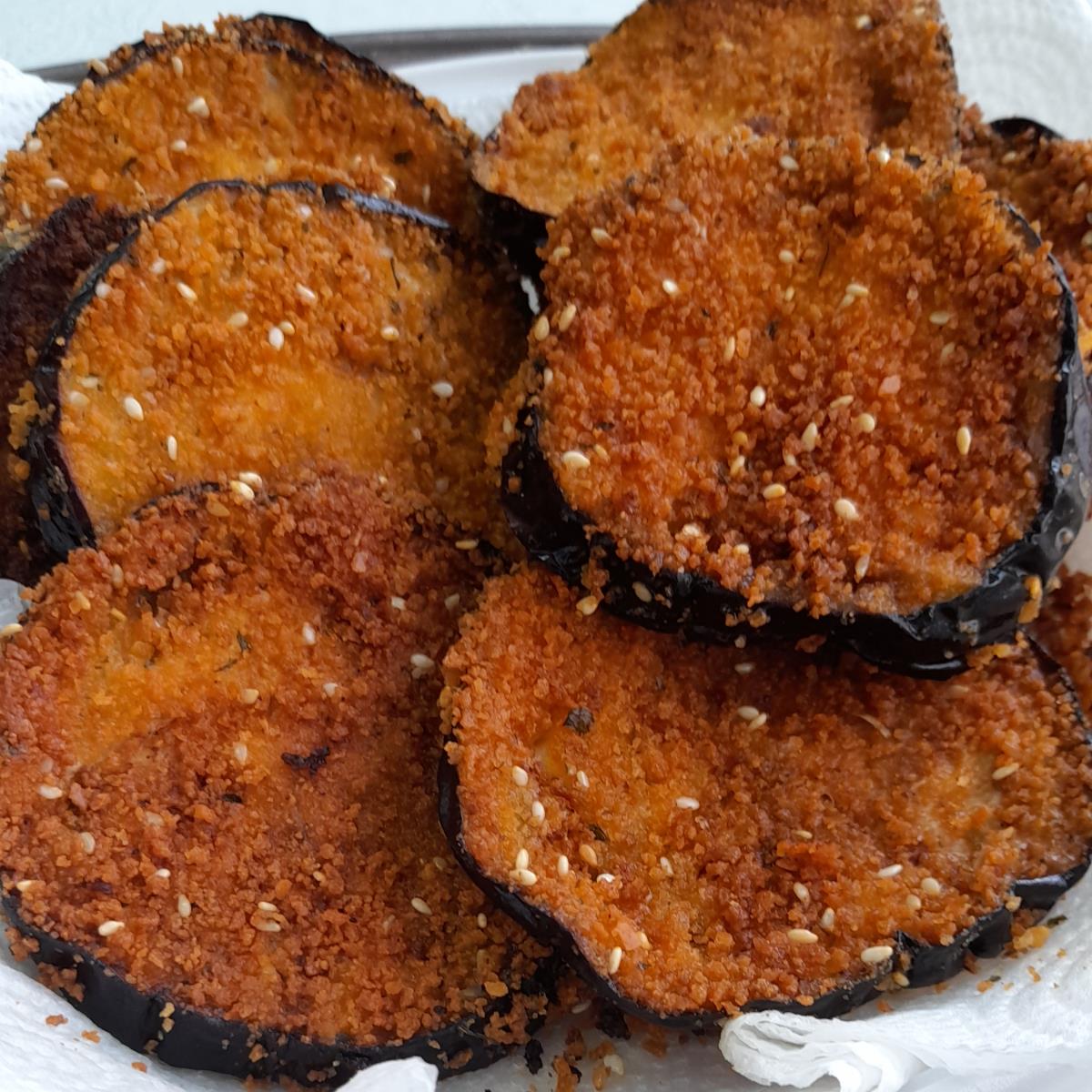 חצילים מטוגנים בפירורי לחם בטעם שום