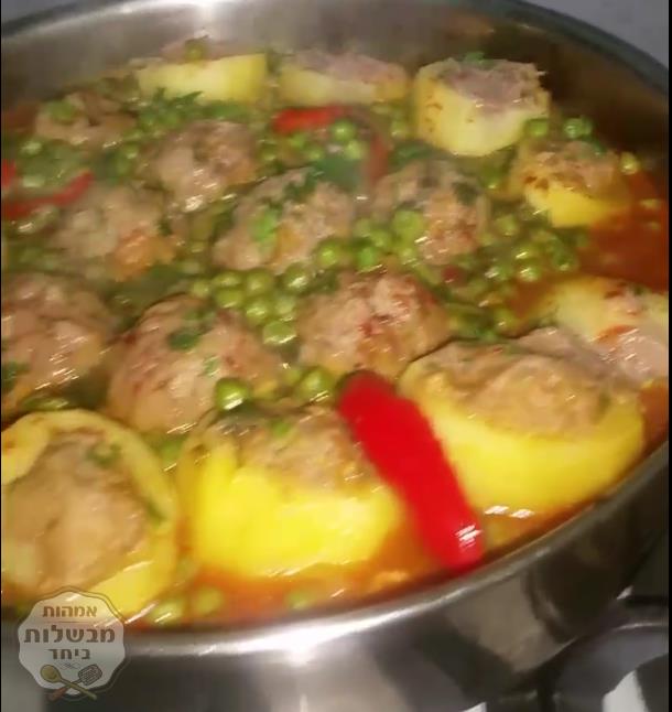 תפוחי אדמה ממולאים בבשר על מצע אפונה