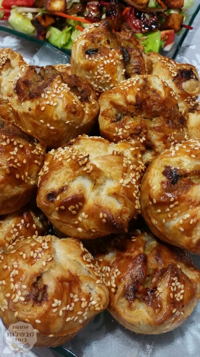 מאפים אישיים במילוי גבינות ופטריות