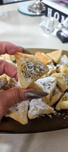 מיני מיני אוזני המן חמאה במילוי קרם פסטוקים ושוקולד לבן