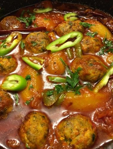 כדורי עוף על מצע של מטבוחה ותפוחי אדמה - דורית כהן