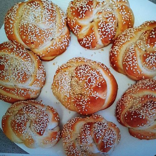 לחמניות בציפוי דבש ושומשום