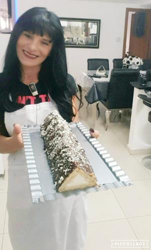 עוגת ביסקוויטים פירמידה במילוי גבינה וציפוי גנאש שוקולד מריר 