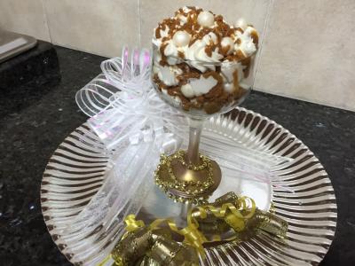 קינוחי כוסות קרם גבינה , שוקולד לבן  ולוטוס לאירוח גורמה 