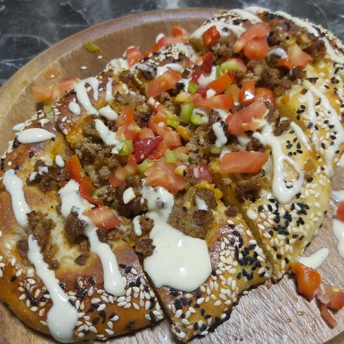 פיצה בשר מפוצצת בטעמים נדירים!