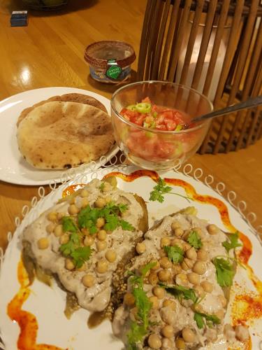 חציל מניפה פרוס ומעליו סביח של ענת אמא של יוסי שיטרית השף (צבר)