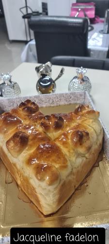 חלה ענקים מתוקה בצורת רימונים ולב ענק