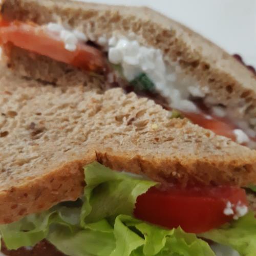כריך קודם עם ירקות ביחד עם חלבון טונה או קוטג או ביצה