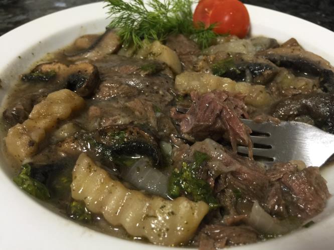 צלי בשר פרוס עם פטריות בצלים וצ׳יפס
