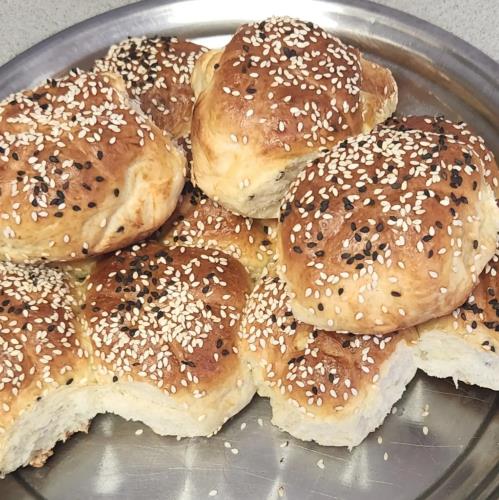 לחמניות היס
בקישוט שומשום שחור ולבן