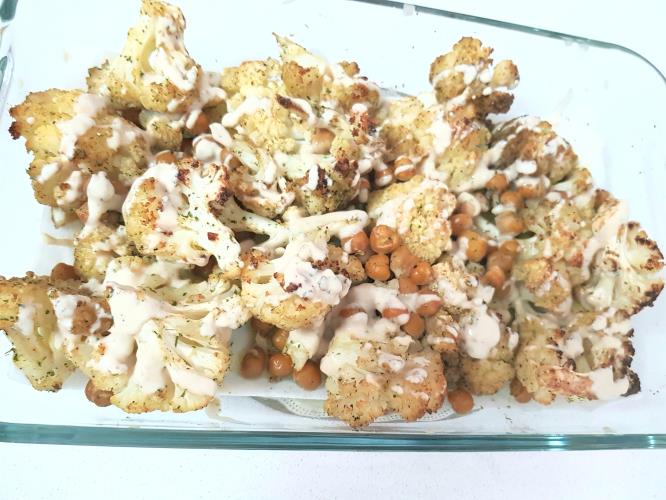 סלט כרובית אפוייה עם חומוס בזילוף טחינה