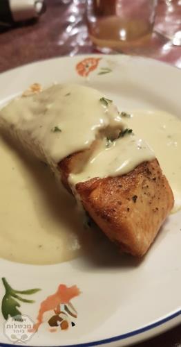 דג סלומון צלוי על מחבת ברוטב קרם פרש ויין לבן