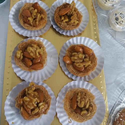  שערות קדאיף במילוי אגוזים ושקדים מקורמלים. 