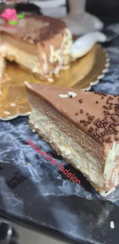 גבינת אפוייה עם שוקולד לבן ללא קמח עם מוס שוקולד חלב על תחתית ביסקוויטים בציפוי גלסאז' שוקולד חחלב