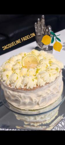 עוגת טורט שכבות במילוי קרם פטיסייר לימון 🍋וזילוף קצפת לימון🍋 