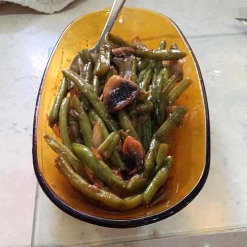 שעועות ירוקה מוקפצת עם בצל ופטריות
