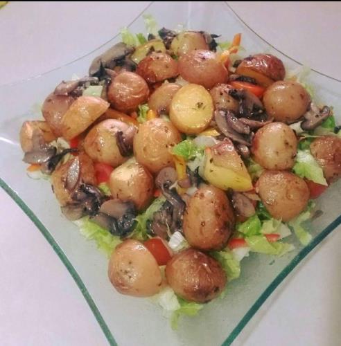 סלט חסה עם אפויים ופיטריות