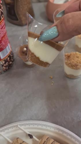 קינוחי כוסות גבינת פירורים