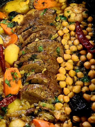 מניפת בקר עם חומוס תפו"א ובטטה