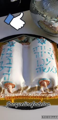 עוגת ספר תורה במילוי קצפת ריבת חלב וציפוי בצק סוכר