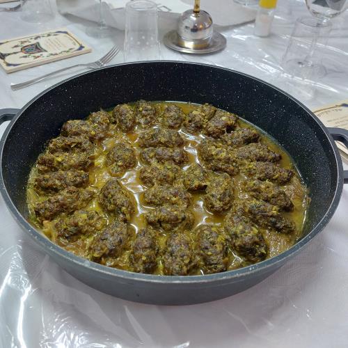 קציצות טעימות ואווריריות על מצע של ריבת בצל