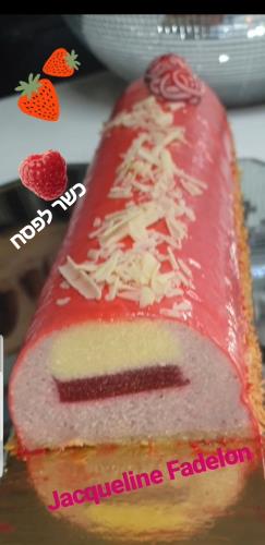 .עוגת מוס תותים כשרה לפסח  במילוי וניל ופטל על תחתית דקואז  בציפוי גלסאז' 