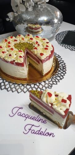 עוגת מוס גבינת טוב טעם במלית כפולה תותים🍓 ופיסטוקים על תחתית דקואז פיסטוק  וציפוי תותים וזילוף קצפת