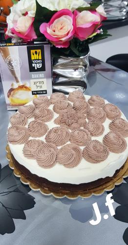 עוגת שוקולד עם גבינת ריקוטה וקרם גבינת נפוליאון בזילוף קצפת בטעם שוקולד