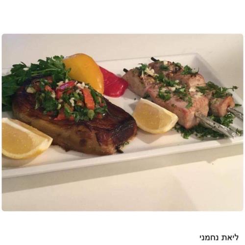 שיפודי טונה לצד סטייק-חציל