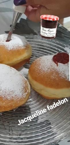  סופגניות קלאסיות במילוי ריבת תותים