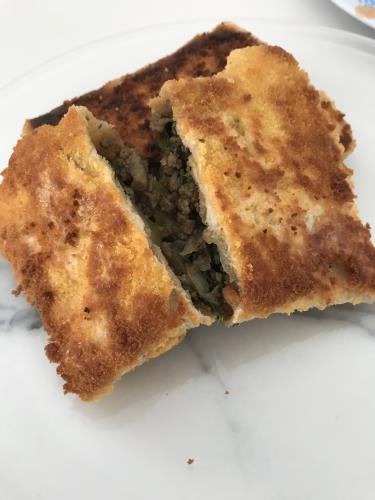 טורטיה ממולאת עם בשר וצנוברים