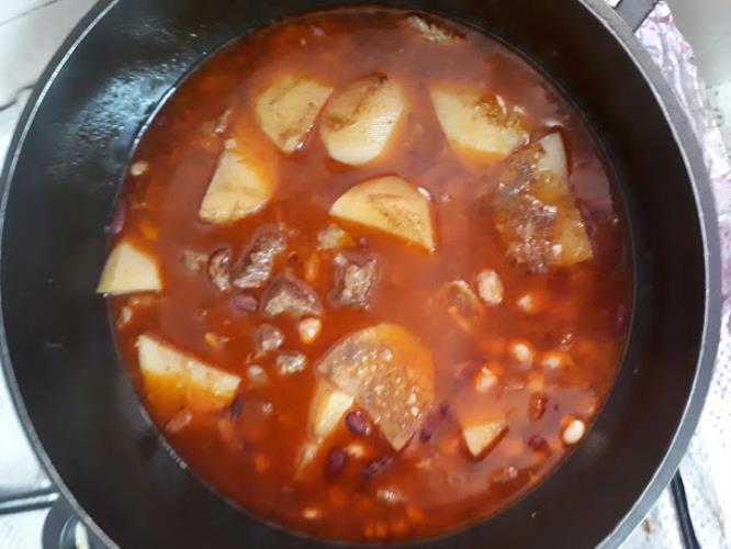 חמין שעועית לבנה אדומה וחומוס עם בשר ועצמות מח