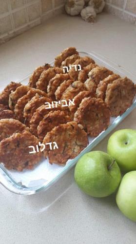 לביבות מצות מתוקות עם תפוחי עץ וקינמון