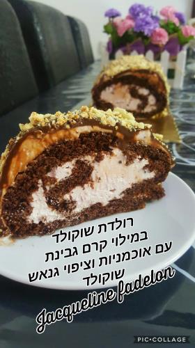 רולדת שוקולד במילוי קרם גבינת שמנת ואוכמניות בציפוי גאנש שוקולד 