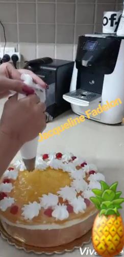 עוגת טורט פרווה בציפוי קצפת, אננס🍍וג'ילי בטעם אננס