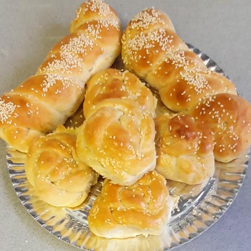 לחמניות פרח וחלות אישיות בציפוי שומשום