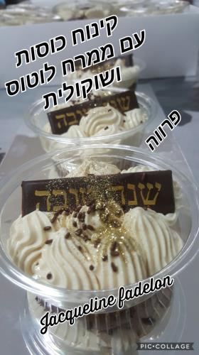 קינוח כוסות חגיגי פרווה עם ממרח לוטוס ושוקולית
