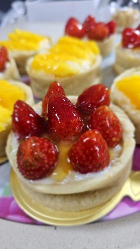 טארטים אישיים עם קרם פטיסייר ופירות 