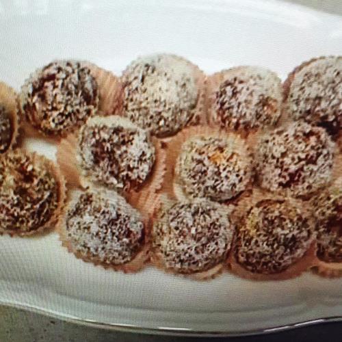 כדורי תמרים ואגוזים