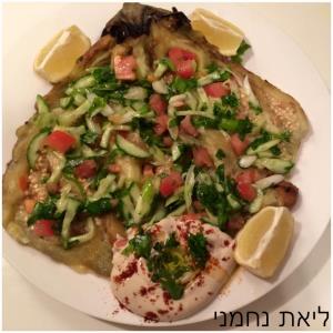 חציל שרוף עם סלט ירקות וטחינה 