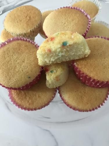 מאפינס וניל עם סוכריות ציבעוניות