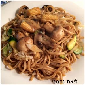 אטריות ביצים מוקפצות עם ירקות