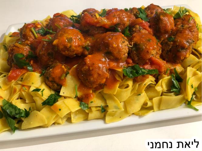 קציצות ברוטב עגבניות משגע על מצע אטריות ביצים! 