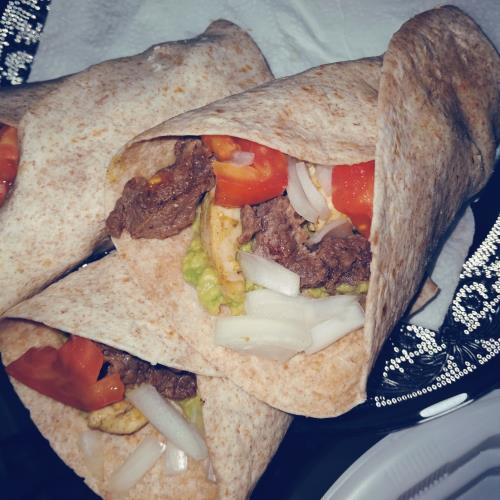 טורטיה עם רצועות אנטריקוט ורצועות חזה עוף.