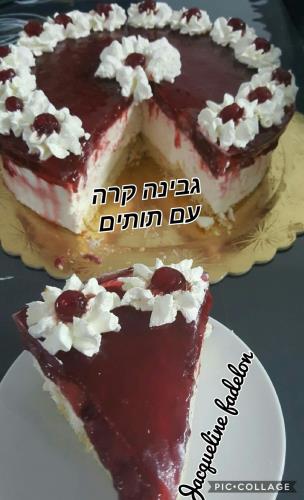 עוגת גבינה קרה עם מרמלדה תותים ג'ילי וקצפת