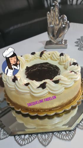 עוגת גבינה  עם שוקולד לבן ללא קמח בציפוי שמנת חמוצה זילוף קצפת ונגיעות מחית אוכמניות  
