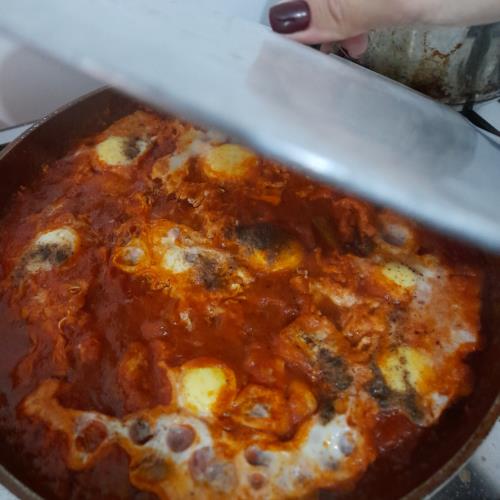 שקשוקה מעגבניות מטריפה 😋🥴!
קלה קלה וטעימה בטירוףףףף!!!

