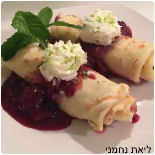 בלינצ'ס במילוי גבינה מתוקה וריבת אוכמניות משגעת!
