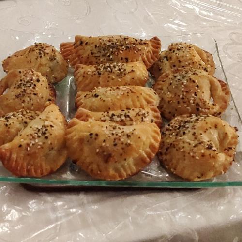 בורקס פריך במילוי תרד וגבינה 