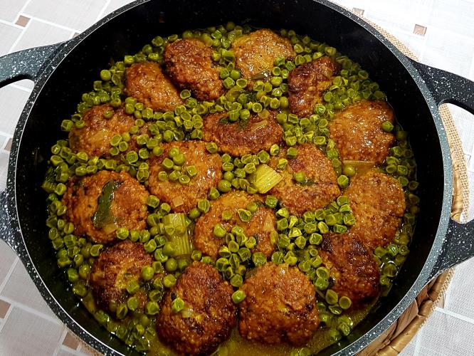 קציצות עוף פרגית עם אפונה וכרפס